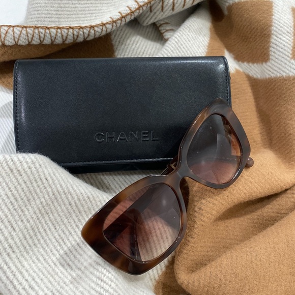 Chanel tortoise brown square sunglasses with crystal logo - Picture 3 of 7